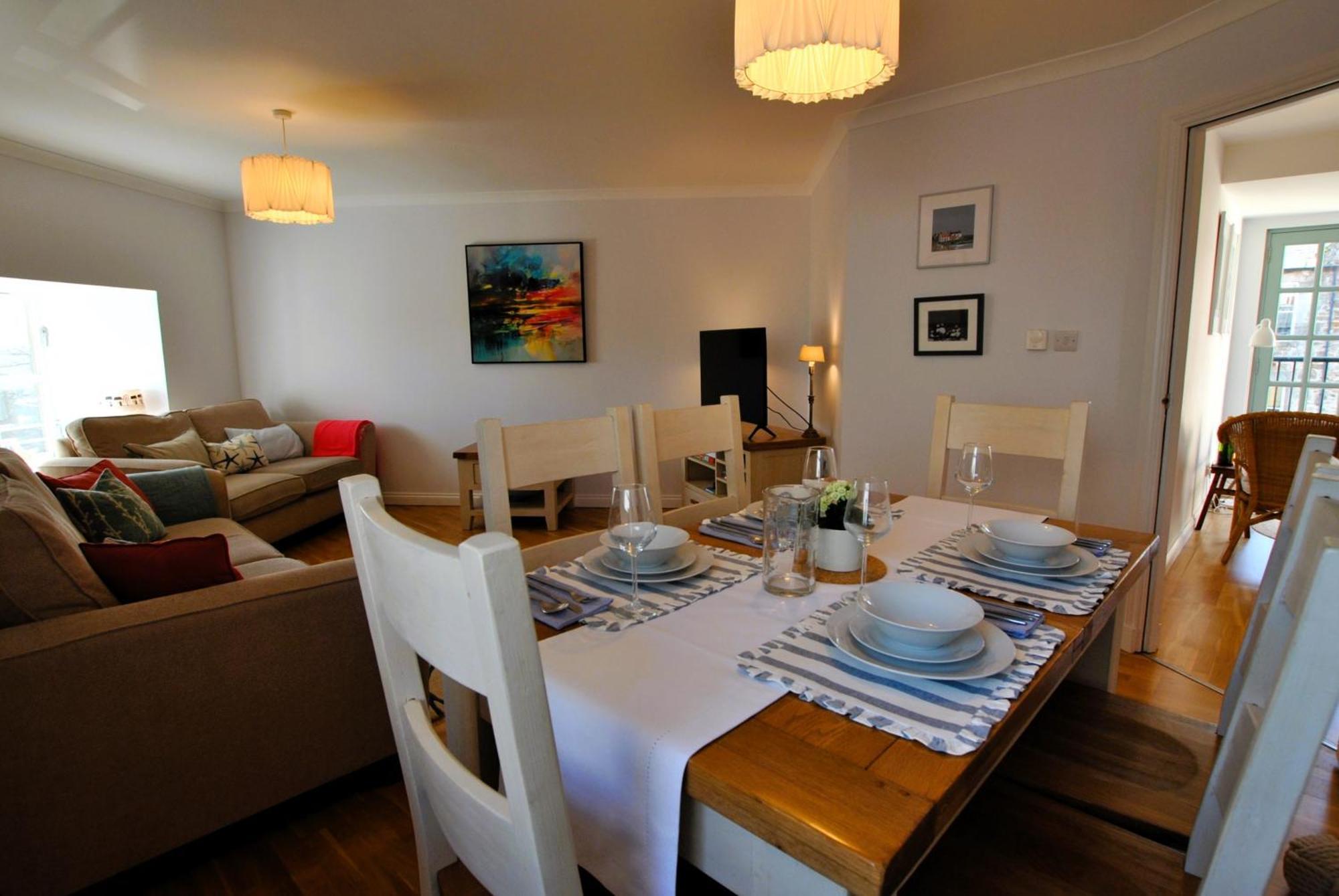 Coorie Cottage- Stylish Townhouse